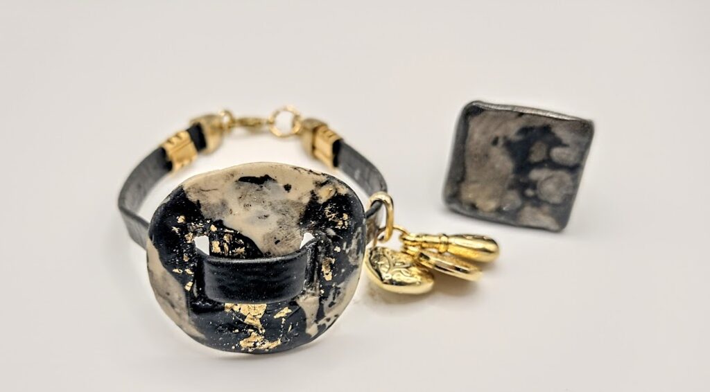 PULSEIRA MARMORIZADO PRETO E DOURADO